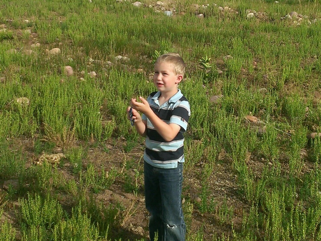 Kindergartner flying a kite. | mommycrusader.com