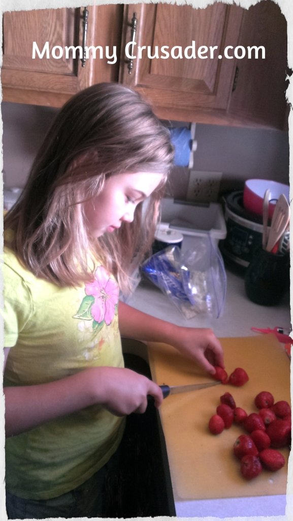 preparing the strawberries| mommycrusader.com