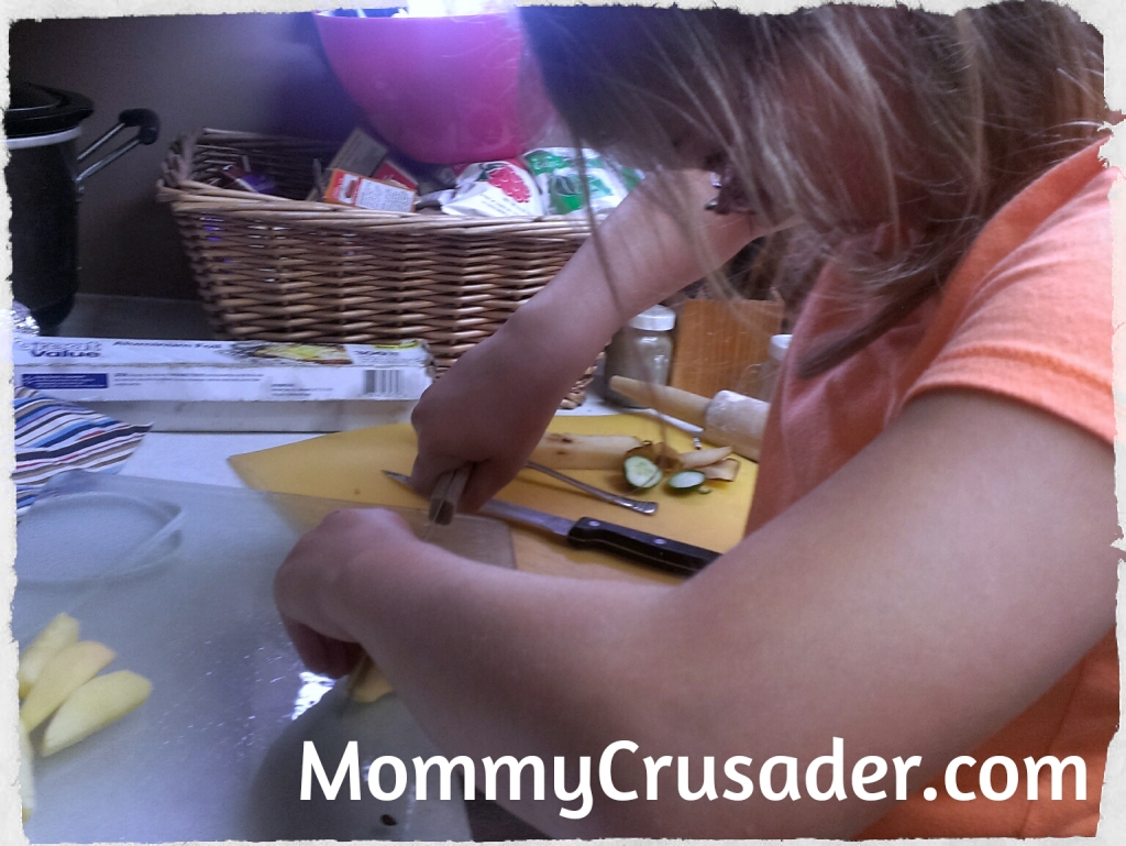 cutting the apples | MommyCrusader.com